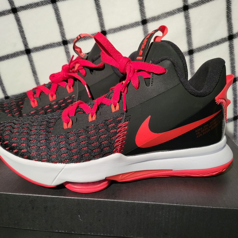 lebron witness V black and infrared new men's size 10